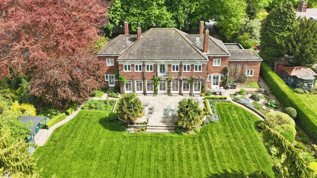 Main image of property: Hull Road, Cottingham, HU16 4QB