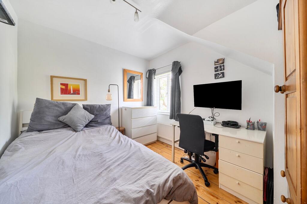 House in Dacorum, Kings Langley - More