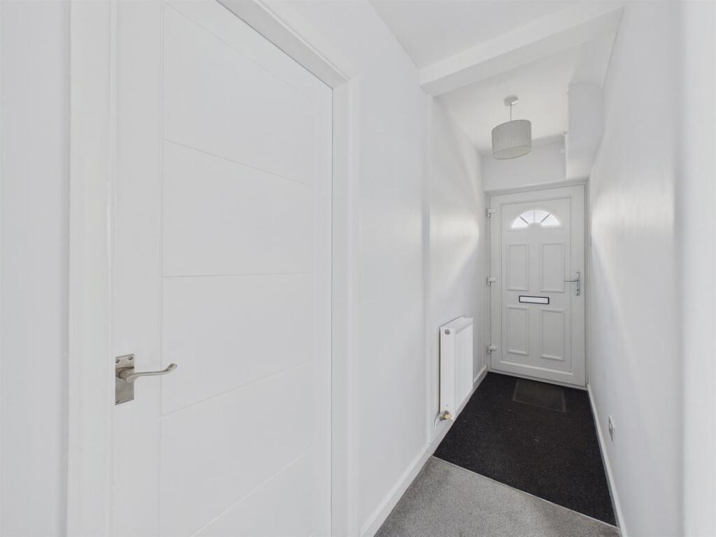 West flat, 233 Worcester Road, Malvern photo 4