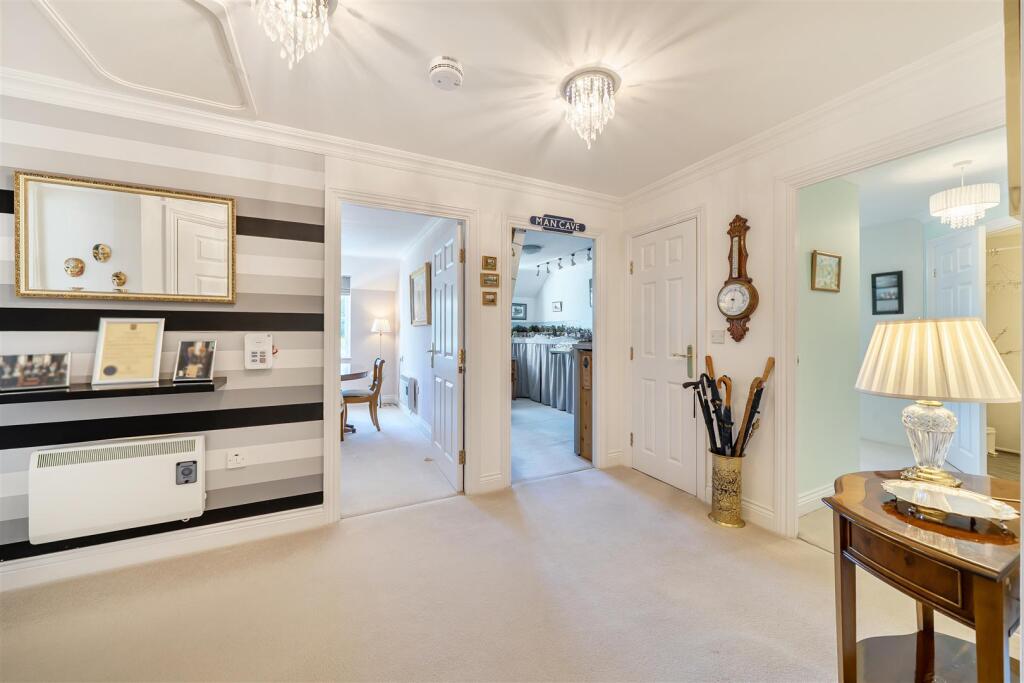 Apartment in Reigate and Banstead, Nork - View 5