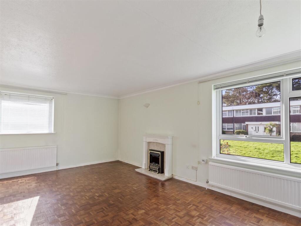 36, College Gardens, Worthing photo 2
