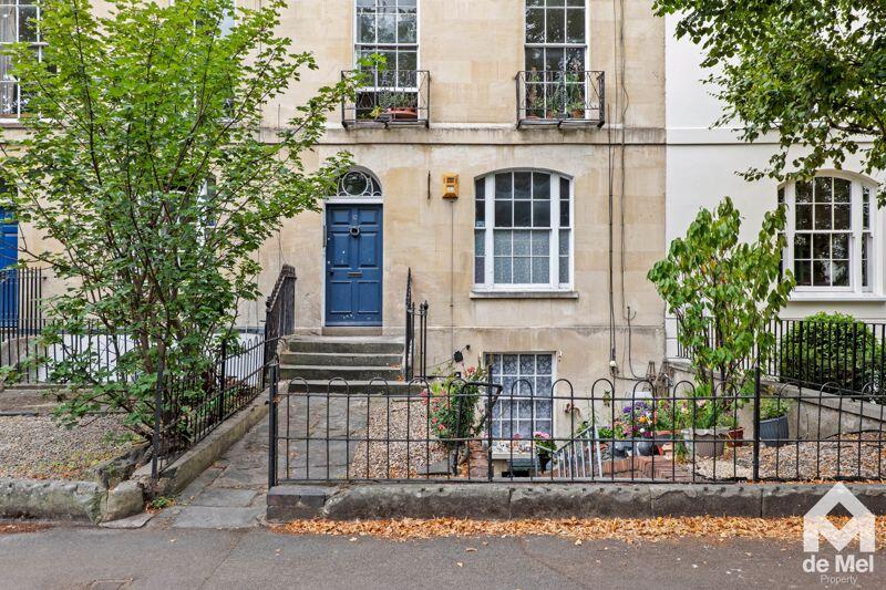 1-bed flat on London Road, Cheltenham, Gloucestershire, GL52, £220,000