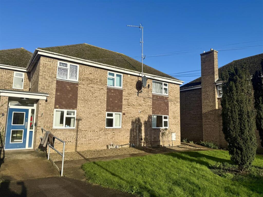 2-bed flat on Manor Court, Bourne, £100,000