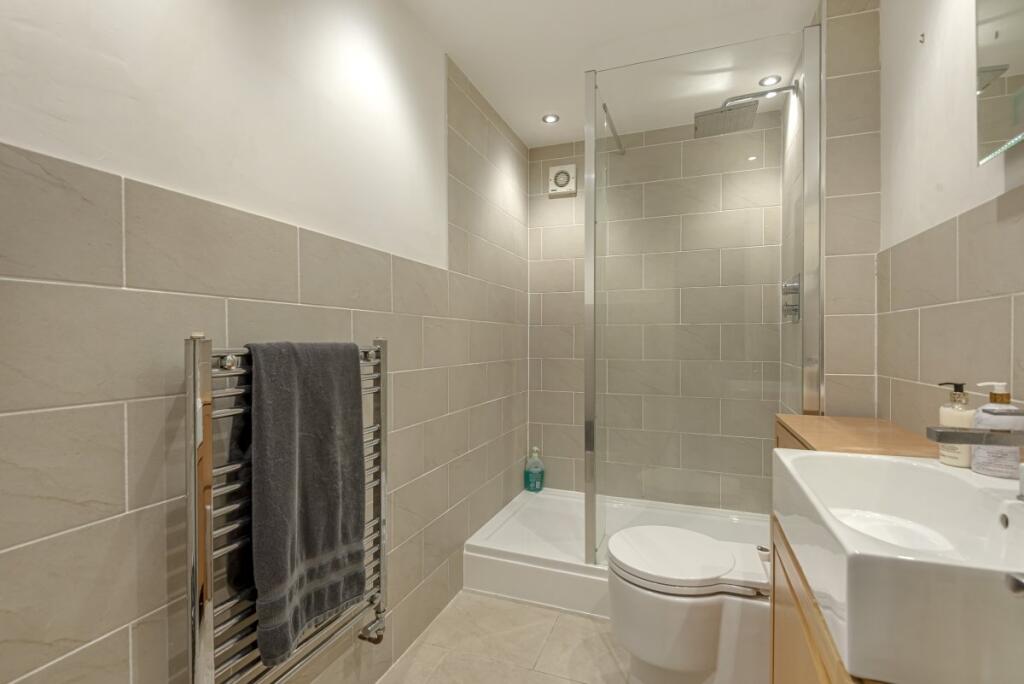 House in Bromley - More