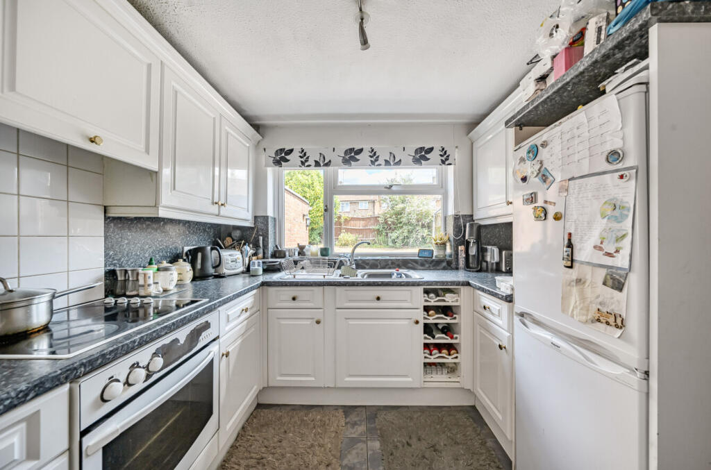 House in Wokingham, Emmbrook - View 2