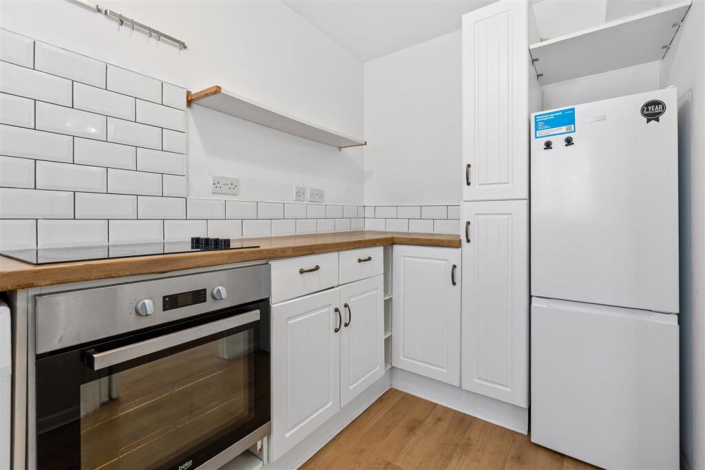 Apartment in North Hertfordshire, Hertfordshire - View 5
