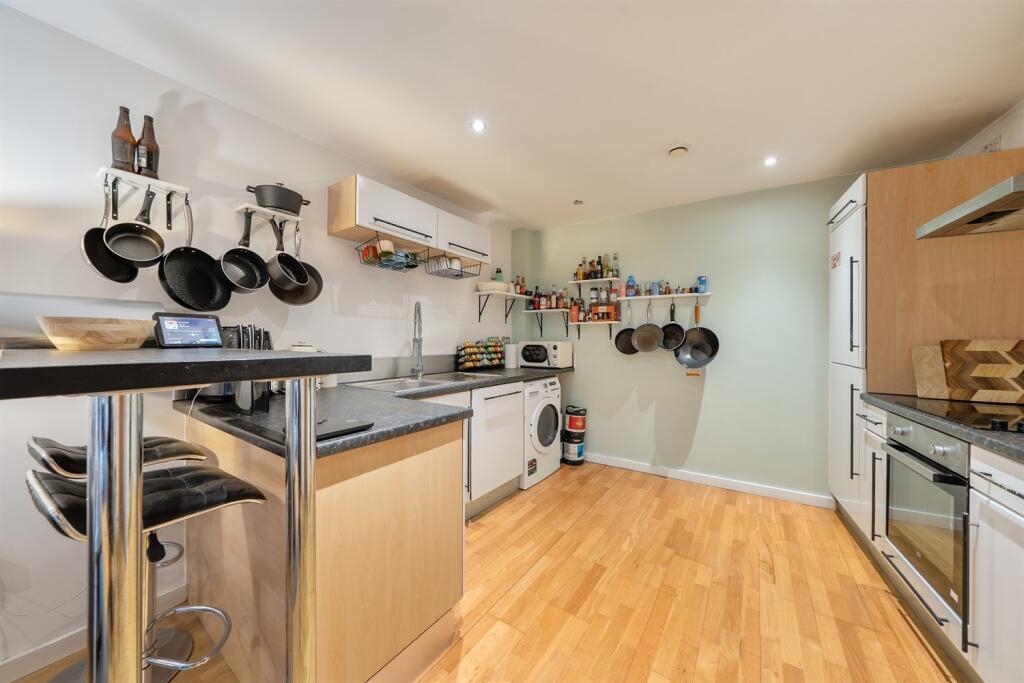 Apartment in Leeds, Holbeck - View 5