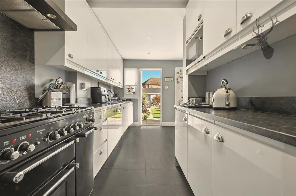 Heriot Avenue, London, E4 photo 3