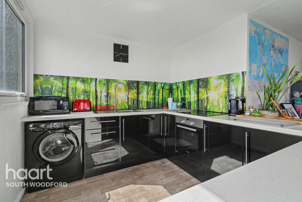 2-bed flat on Tamar Square, Woodford Green, £265,000