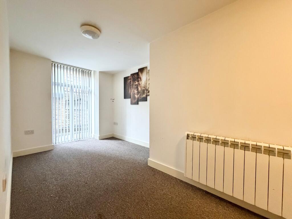 Apartment in Calderdale, Well Head, Boothtown - View 5