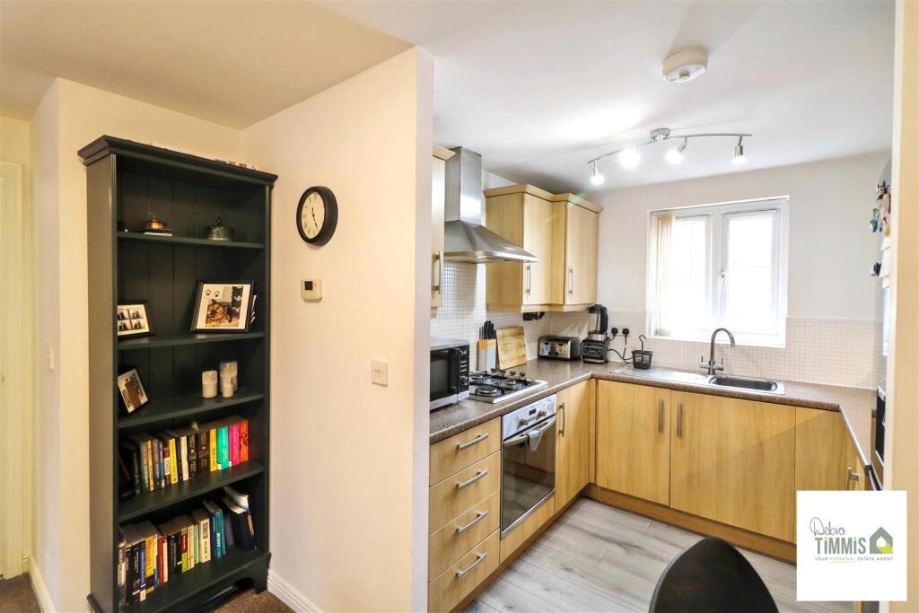 Apartment in Stoke-On-Trent, Smallthorne - View 3