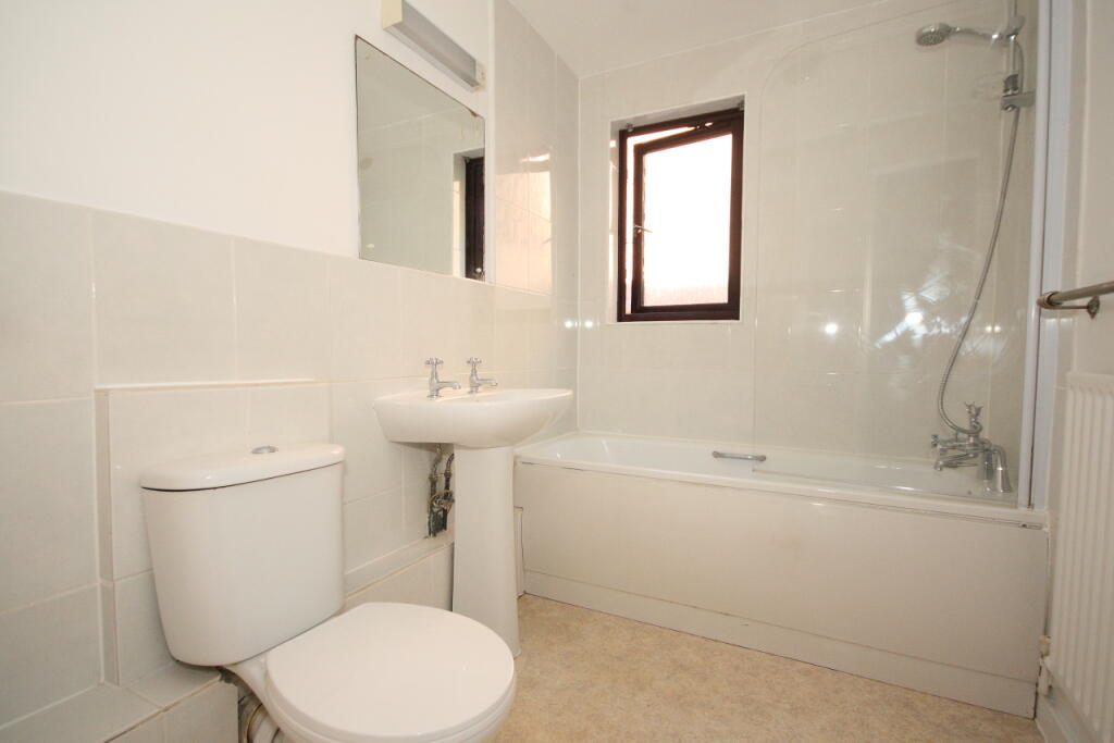 Apartment in Woking, Surrey - View 5