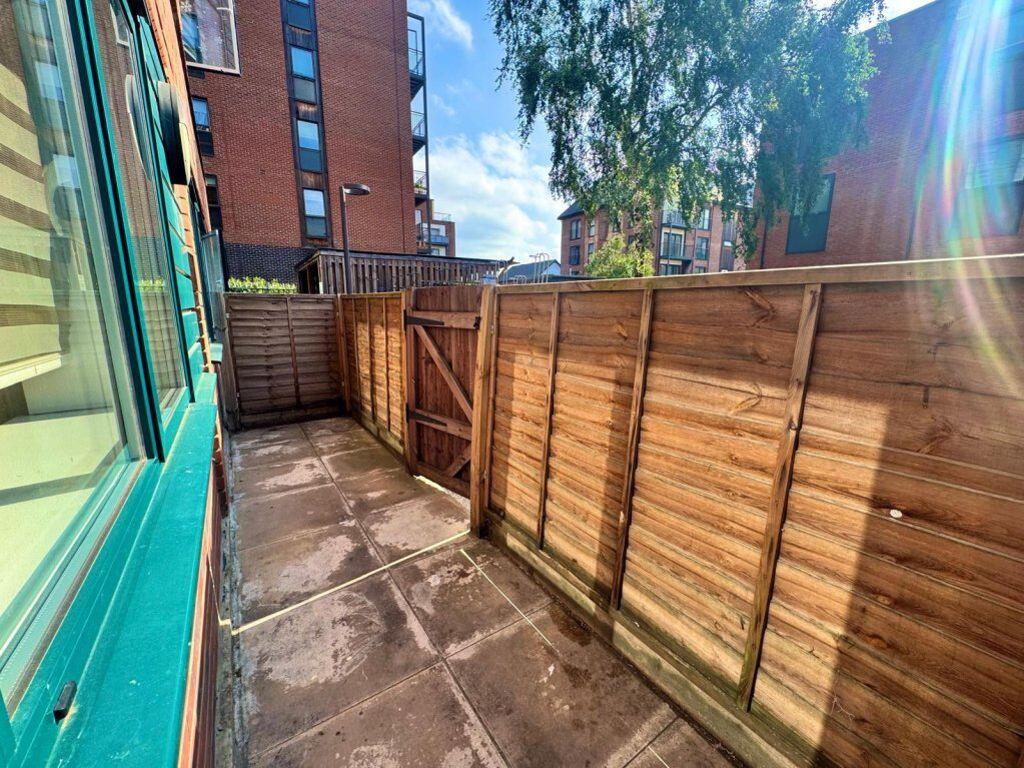 Apartment in Slough - More
