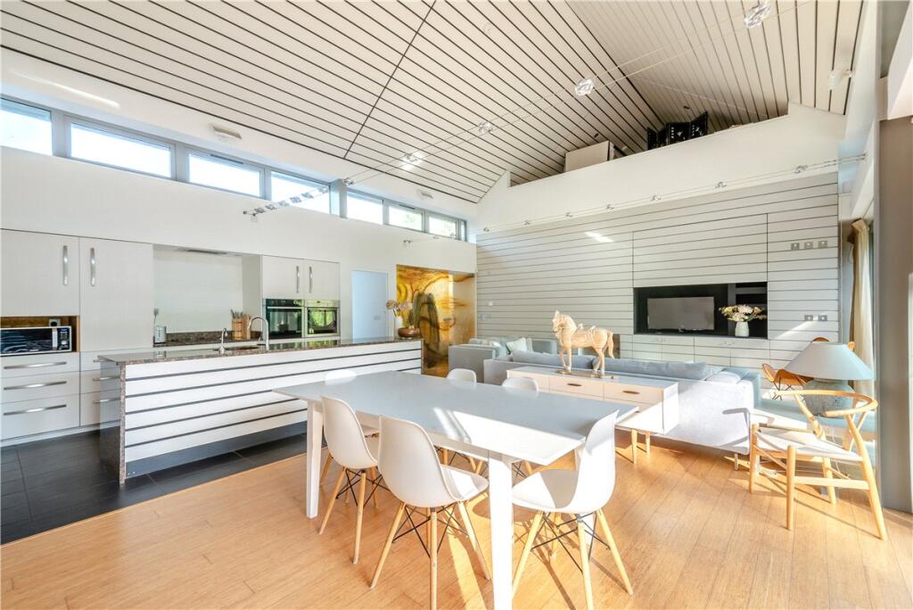House in Southampton - More