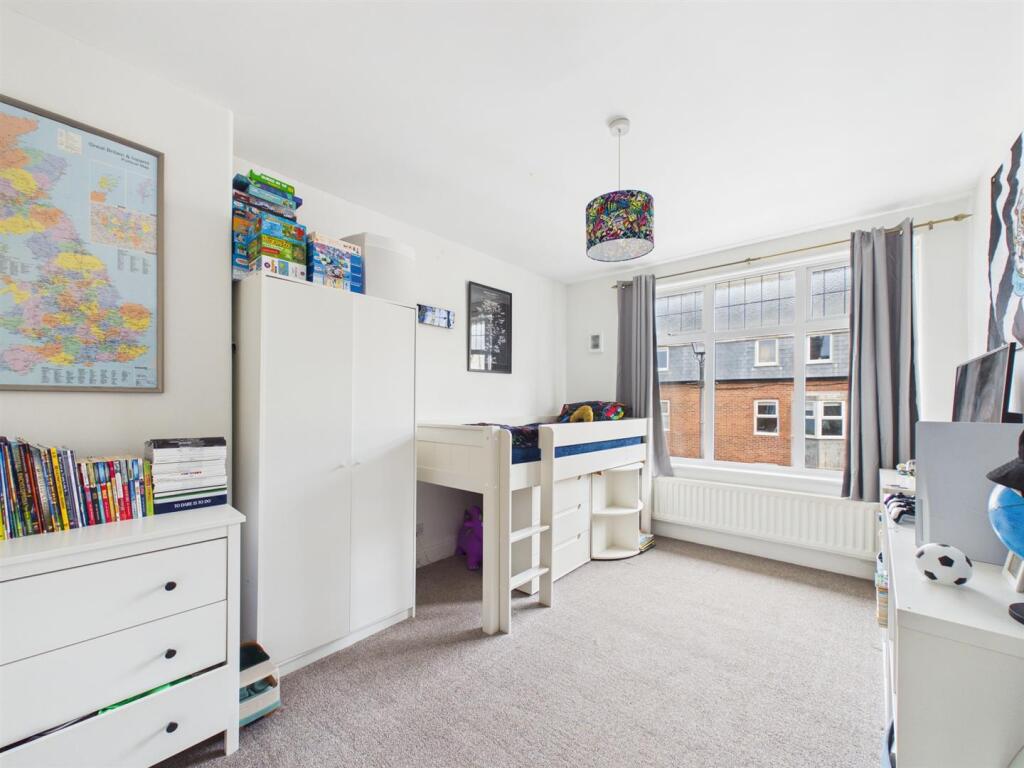 House in North Tyneside, Cullercoats - More
