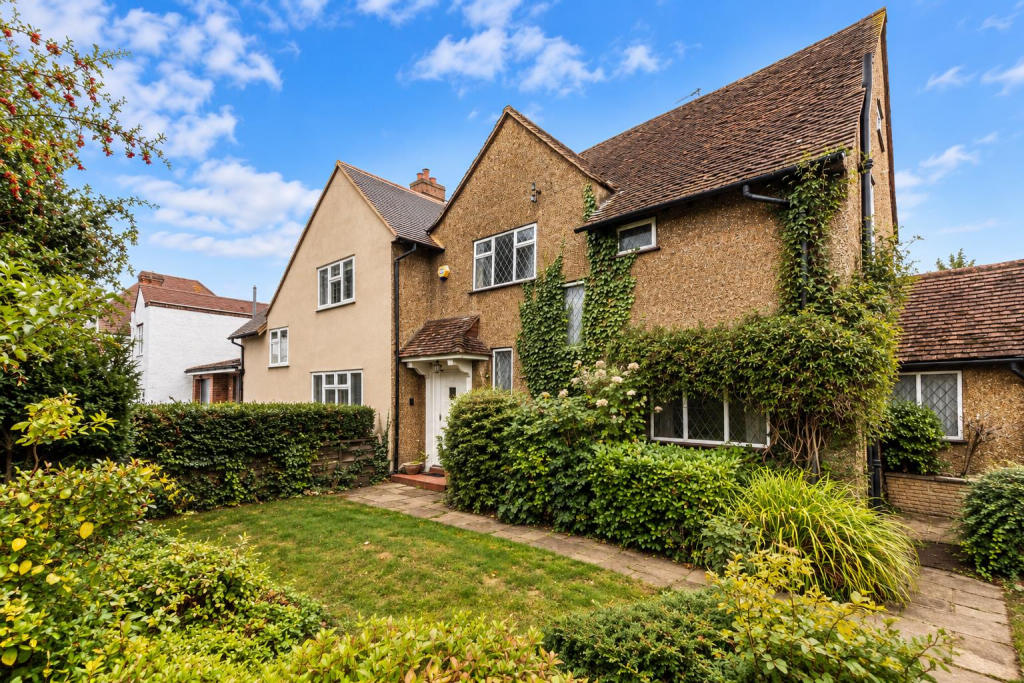 House in London, Worcester Park - View 2