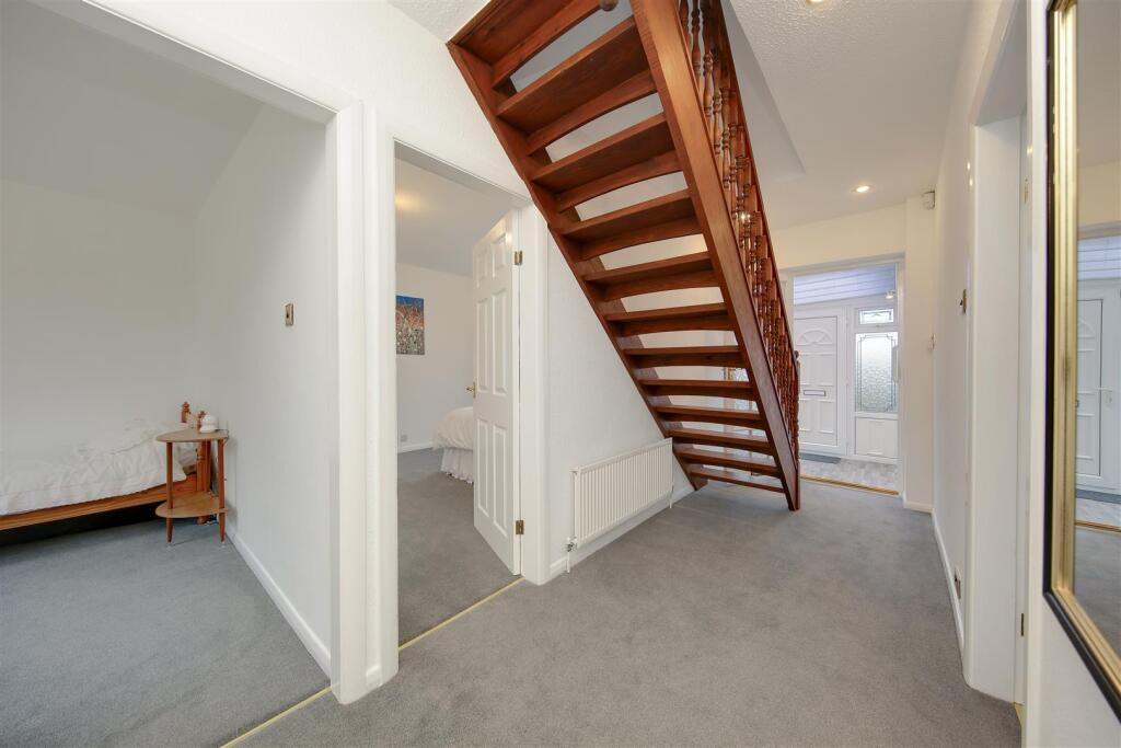 Hilltop Road, Wingerworth, Chesterfield, S42 6RX photo 3