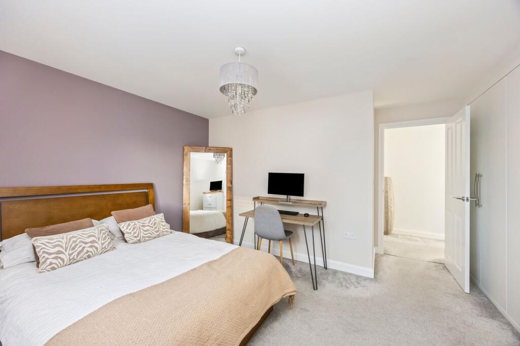House in Horsham, Broadbridge Heath - View 4