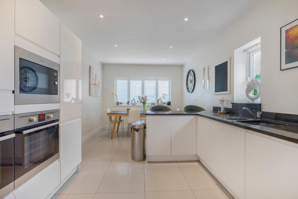 Mortimer Crescent, Kings Park, St. Albans, Hertfordshire, AL3 photo 3