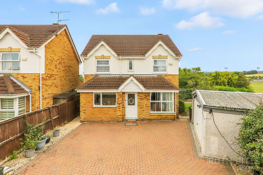 4-bed detached on Mayfields Way, South Kirkby, WF9, £300,000