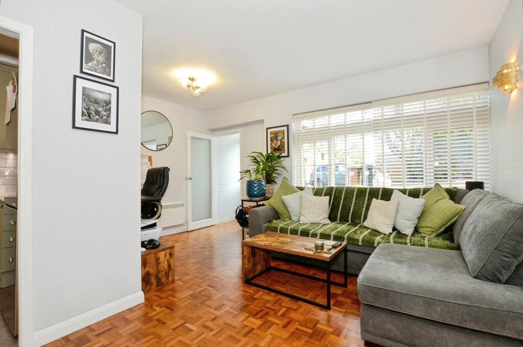 St. Peters Close, Bushey, WD23 photo 2