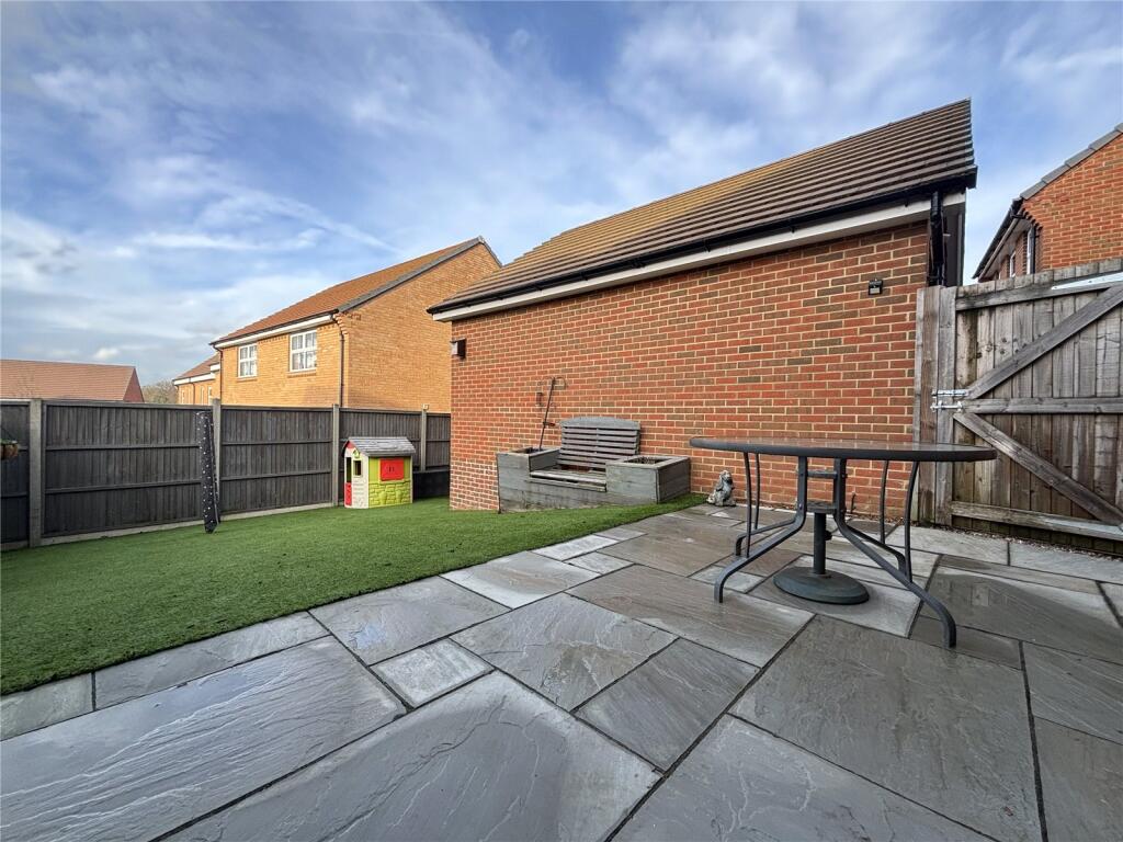 Titchener Way, Hook, Hampshire, RG27 photo 3
