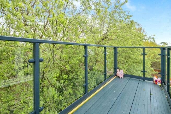 Apartment in Kingston upon Thames - View 4