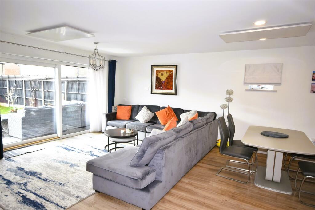 10 Brook Lane photo 2