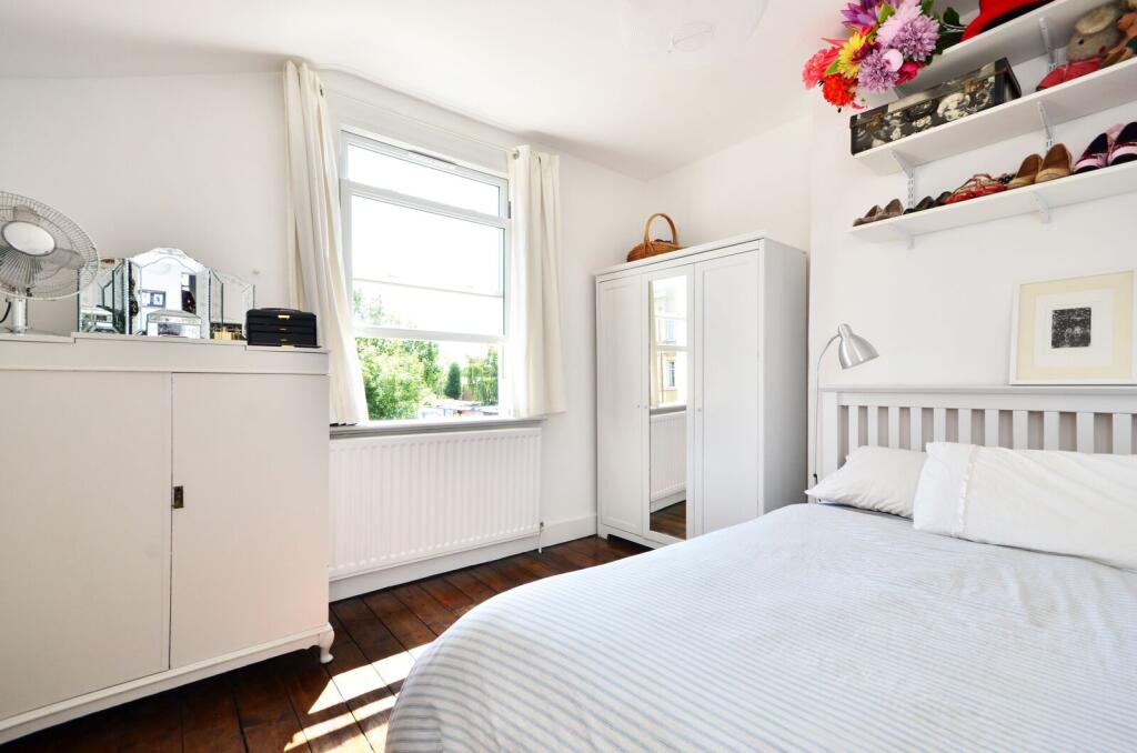2-bed flat on London Road, Tooting, London, SW17, £375,000