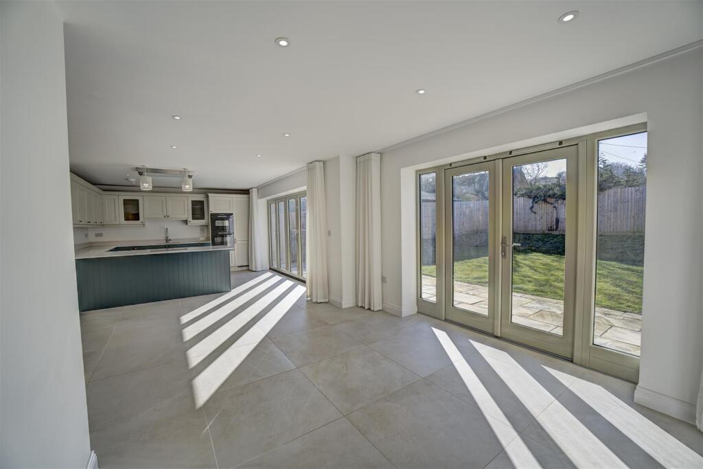 4 Benfield Close, Northend, Warwickshire photo 4