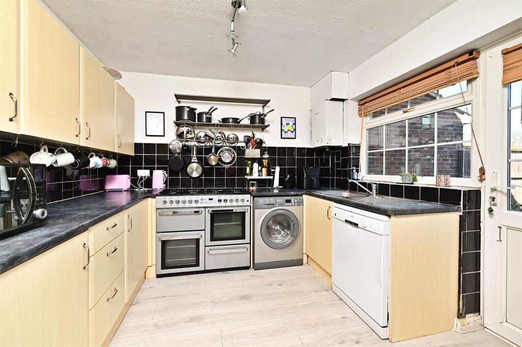 Brewers Close, Farnborough, Hampshire, GU14 - View 4