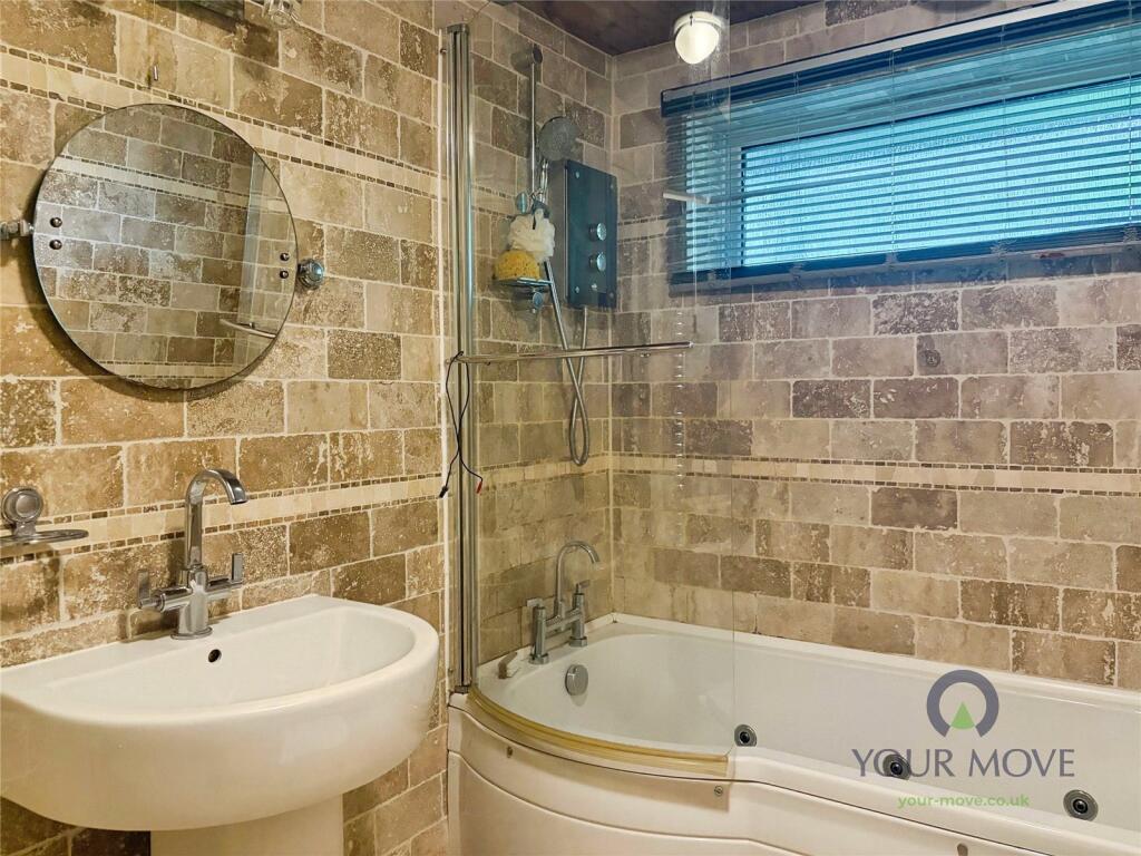 Apartment in Blackburn, Whinny Heights - View 5