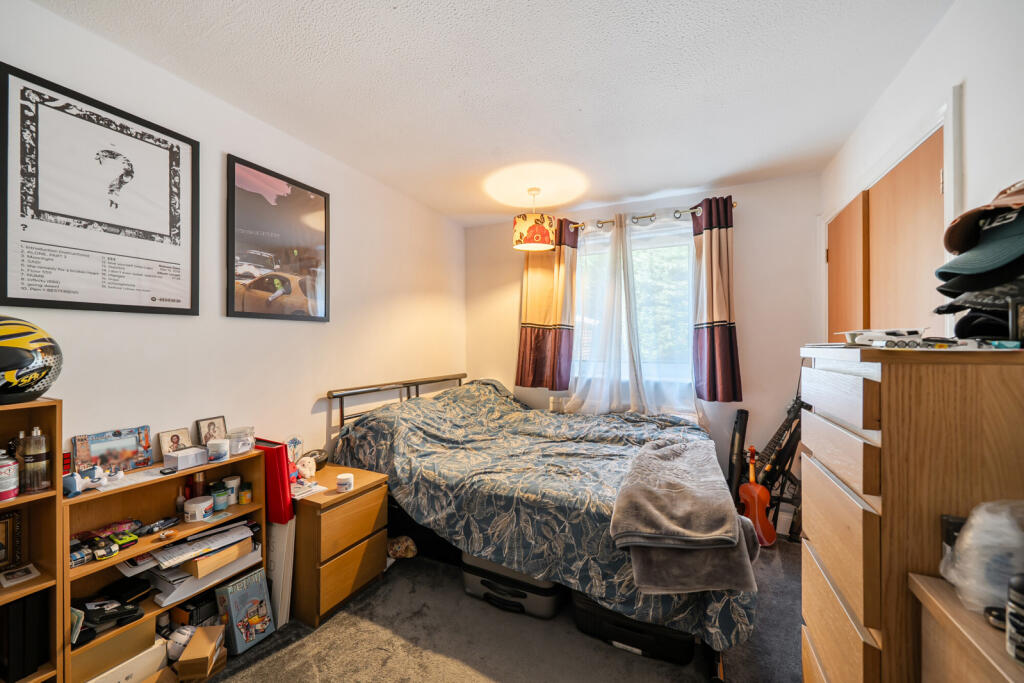 Apartment in London, Hillingdon - View 4