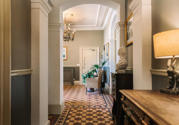 Albert Cottage Hotel, York Avenue, East Cowes, Isle of Wight PO32 6BD