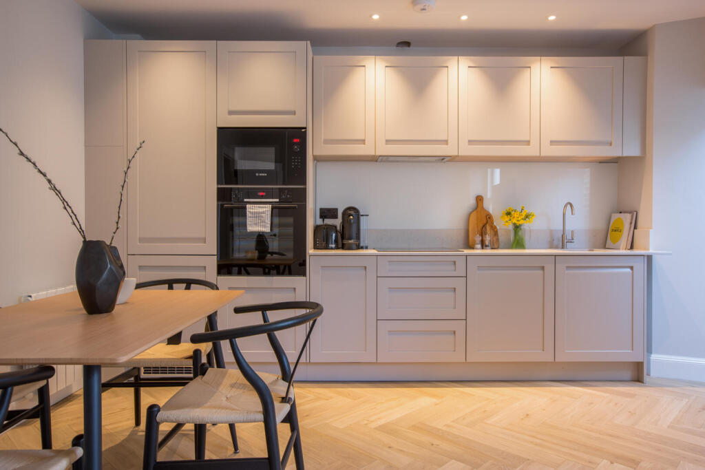 Apartment in London, Lot's Village, Brompton - View 2