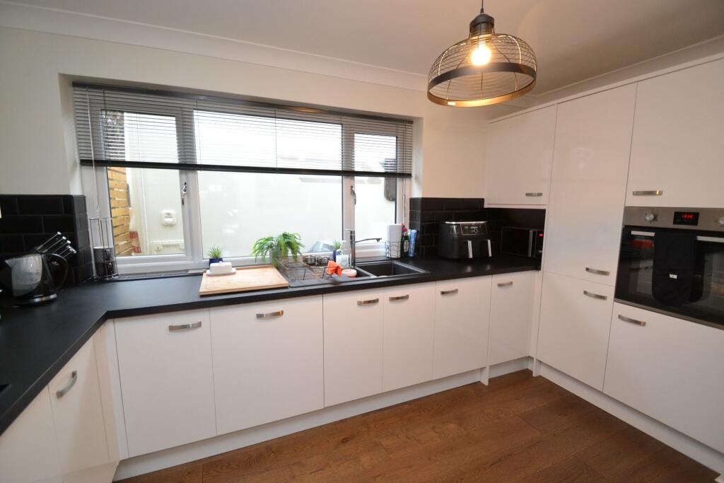 House in Bradford, Thackley End, Esholt - View 4