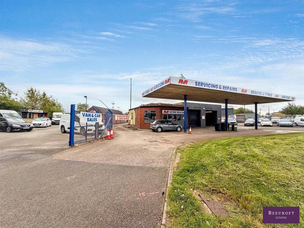 Studio house on Meadow Bank Road, Rotherham, £900,000
