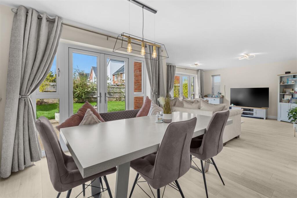 House in Wealden, Polegate - More