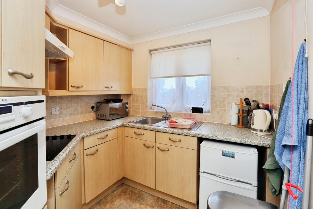 Apartment in Eastleigh, Hedge End - View 2