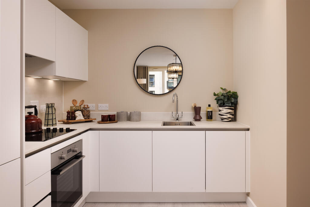 100 Woodgate Drive,
London,
SW16 5SE photo 3