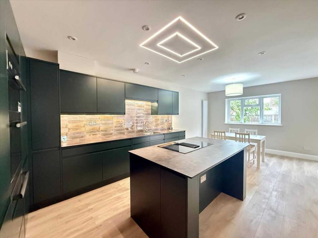 Grange Park Drive * Stunning Detached Bungalow * photo 4