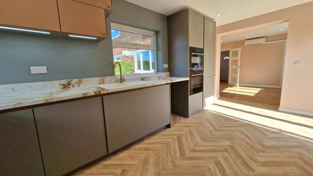 House in South Kesteven, Market Deeping - View 3