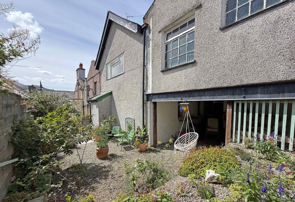2-bed semi-detached on High Street, Bethesda, Bangor, Gwynedd, LL57, £165,000