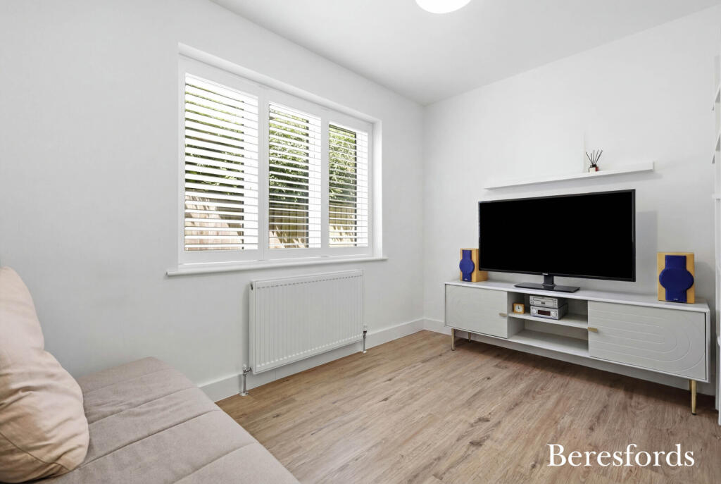 Tennyson Road, Hutton, CM13 - More