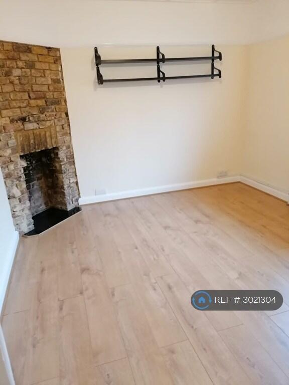 Apartment in Sutton - View 2