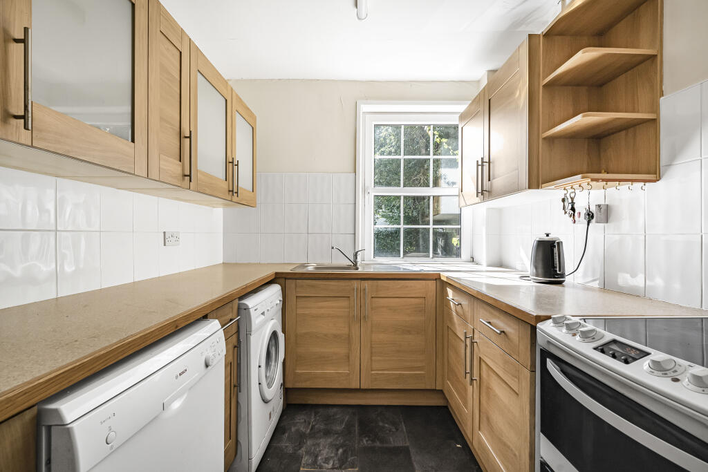 House in Welwyn Hatfield, Hertfordshire - View 4