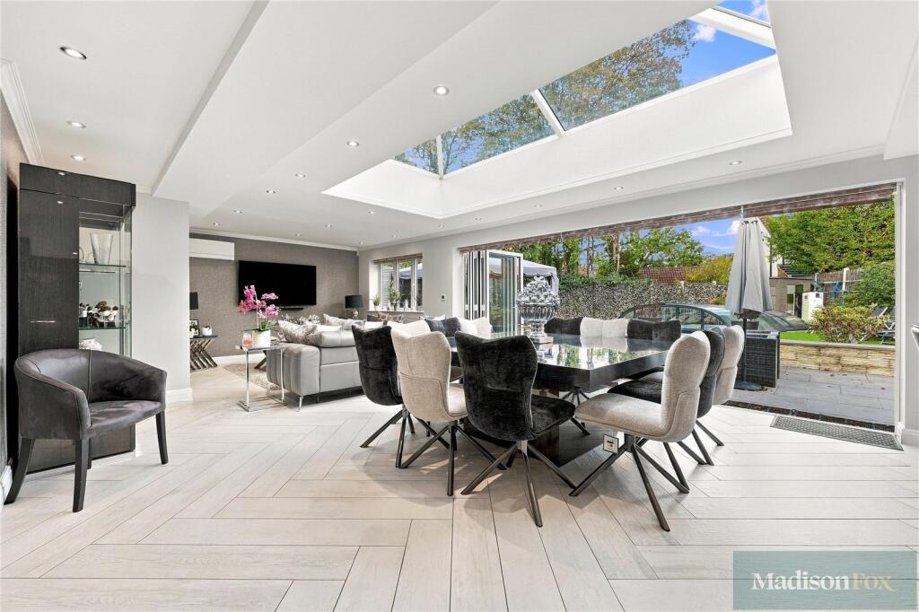 House in Epping Forest, Grange Hill, Chigwell - View 5