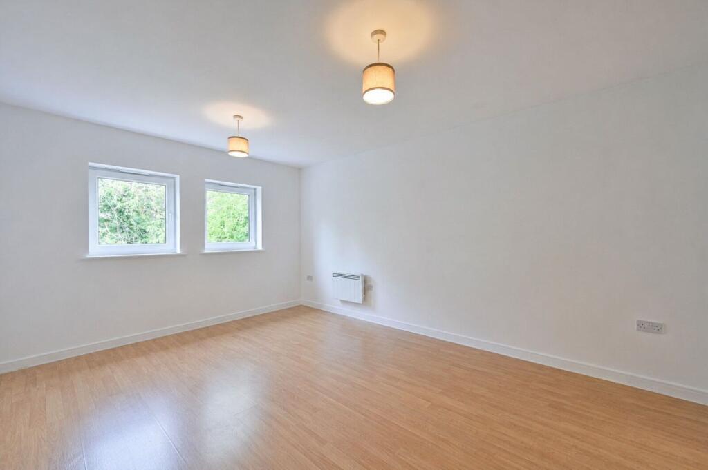 Apartment in Kingston upon Thames - View 4