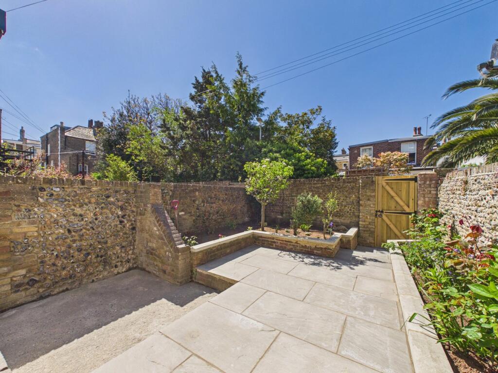 Main image of property: 18 Royal Road, Ramsgate, CT11