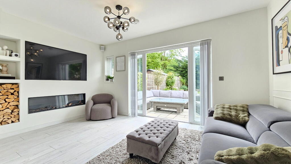Addison Gardens, Newbury, RG14 2FR photo 2